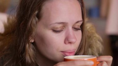 Bir fincan kahve içme bir kızın atış kapatın