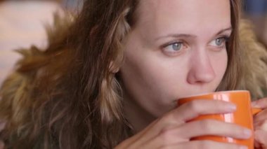 Kız bir fincan kahve içecekler