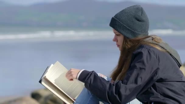 Junge Frau Liest Ein Buch — Stockvideo