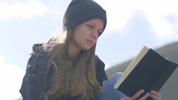 Mujer joven leyendo un libro - de cerca disparo — Vídeo de stock