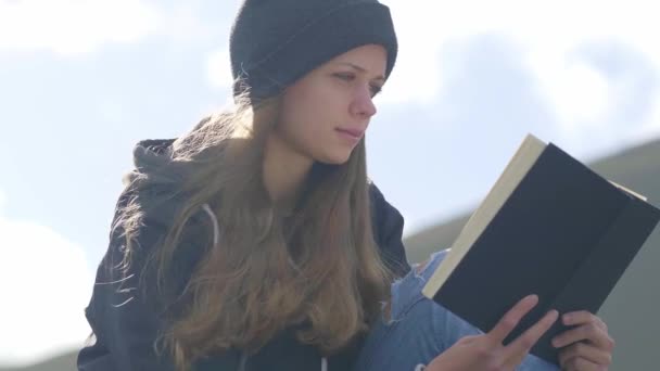 Mladá žena s knihou - zblízka střílel — Stock video