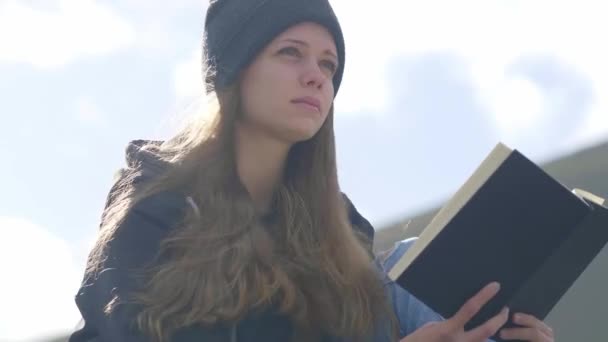 Primer plano de una chica leyendo un libro — Vídeos de Stock