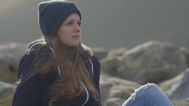 Mutlu kız sessizlik kayanın üzerinde otururken hoşlanır — Stok video