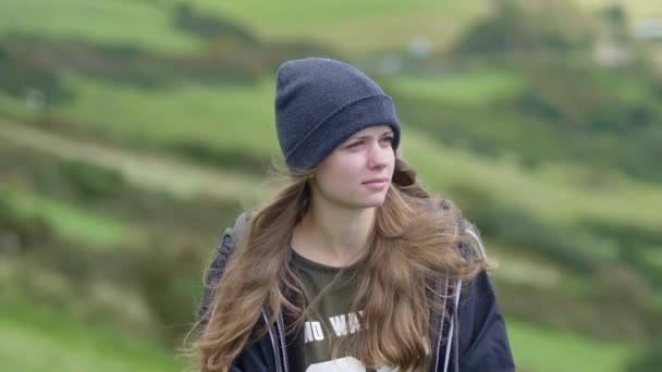 Menina feliz olha para a paisagem incrível da Irlanda — Vídeo de Stock