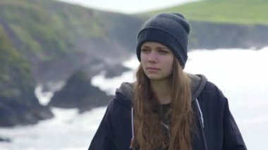 Güzel bir kız bir kadeh kapatmak