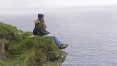 Güzel kız onun Moher uçurumun kenarında