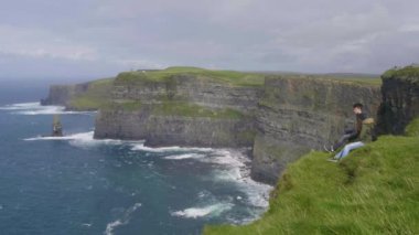 İrlanda Moher uçurum kenarında çift