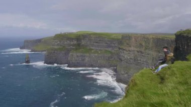 Çarpıcı dik kayalıklarla - İrlanda Moher kayalıklarla