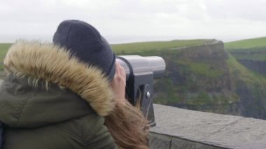 İrlanda Moher kayalıklarla spyglass izlerken
