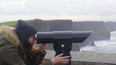 İrlanda Moher kayalıklarla spyglass izlerken