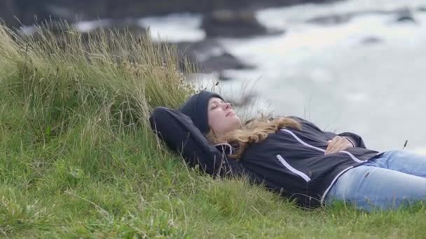 Красивая девушка расслабляется на набережной — стоковое видео