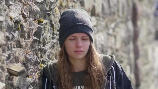 Молода вдумлива жінка виглядає сумно в камері — стокове відео