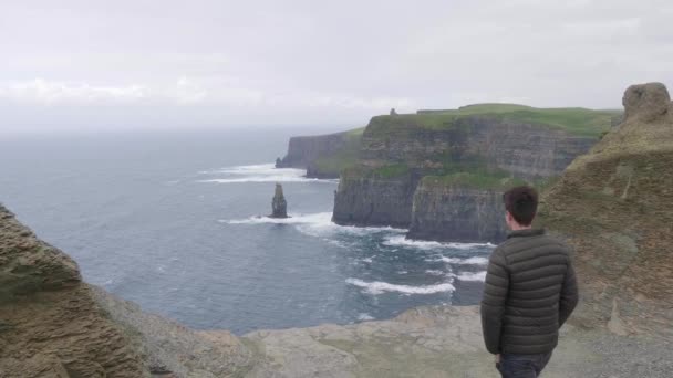 Pěkný výhled na útesy Moher v Irsku — Stock video