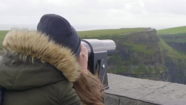 İrlanda Moher kayalıklarla spyglass izlerken — Stok video