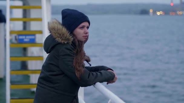 Ung kvinna lutar sig på upprullning av en båt — Stockvideo