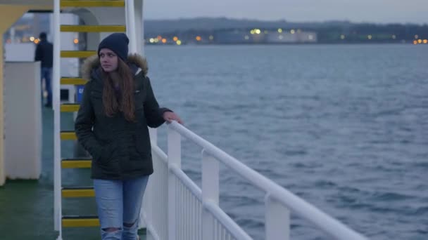 Jolie femme marche le long de la bobine d'un bateau — Video