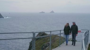 İki arkadaş yalnız Kerry uçuruma İrlanda boyunca yürümek.