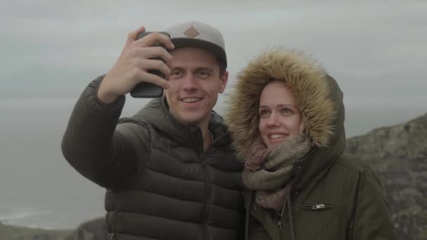 Una pareja se toma un selfie en la costa oeste de Irlanda — Vídeo de stock