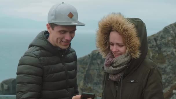 Twee vrienden hebben een heleboel plezier tijdens het verkennen van het landschap van Kerry — Stockvideo