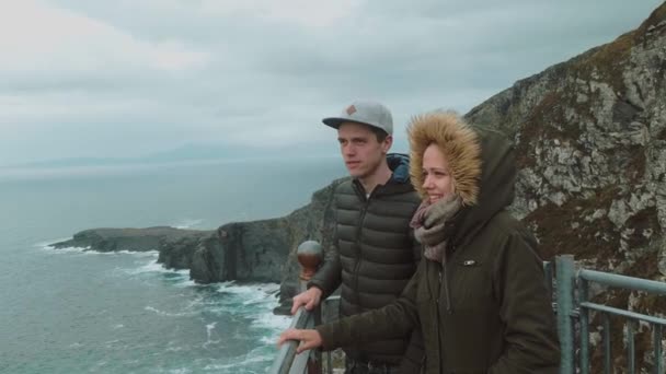 Freunde auf einer Urlaubsreise in Irland — Stockvideo