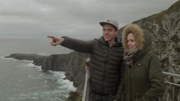 Jovem casal explora a paisagem incrível da Irlanda — Vídeo de Stock