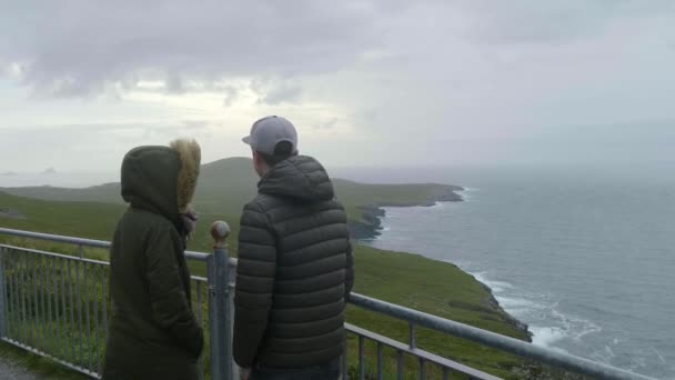 Dois amigos em uma viagem de férias pela Irlanda — Vídeo de Stock