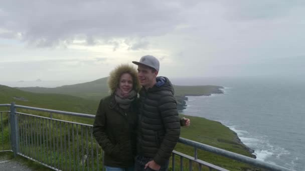 Pareja enamorada disfruta del maravilloso paisaje de Irlanda — Vídeo de stock