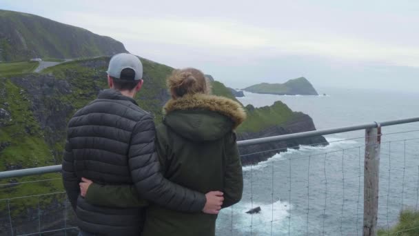 Закохана пара стоїть на вершині скелі Керрі — стокове відео