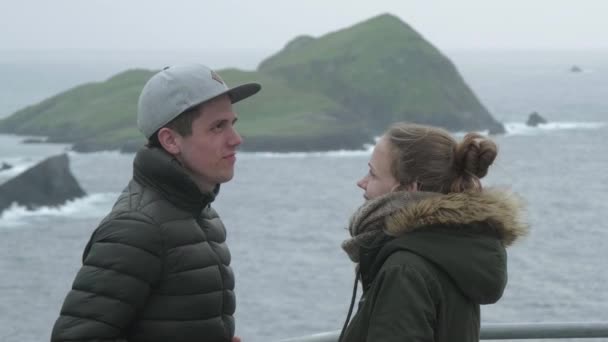 Jeune couple en voyage de vacances en Irlande — Video