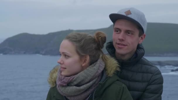 Nahaufnahme eines glücklichen Paares, das durch Irland reist — Stockvideo