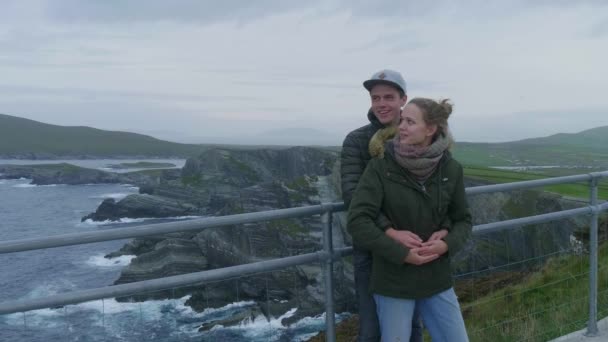 Belo casal apaixonado goza da paisagem mágica de Kerry Irlanda — Vídeo de Stock