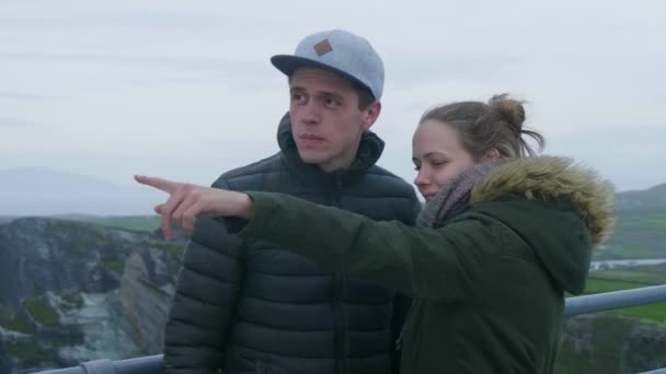 Jong koppel is onder de indruk van het magische landschap op de kliffen van Kerry — Stockvideo