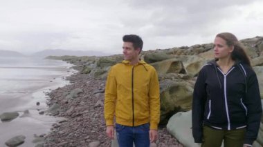 Atlantik Okyanusu üzerinde İrlandalı west coast adlı iki arkadaş bak