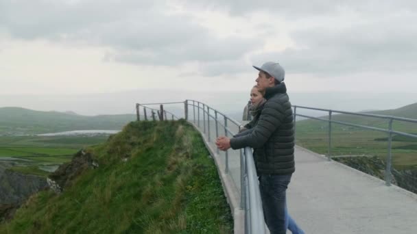 Dos amigos viajan a Irlanda — Vídeo de stock