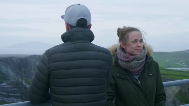 Casal jovem adora a maravilhosa paisagem da Irlanda — Vídeo de Stock