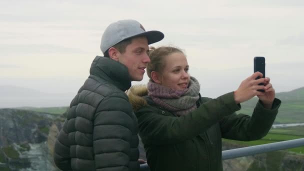 Pareja está tomando fotos en los escarpados acantilados de Kerry en Irlanda — Vídeo de stock