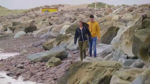 Két jó barát a nyaralás ír a tengerparton — Stock videók