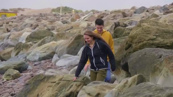 Jong (echt) paar op een avontuurlijke reis op de westkust van Ierland — Stockvideo