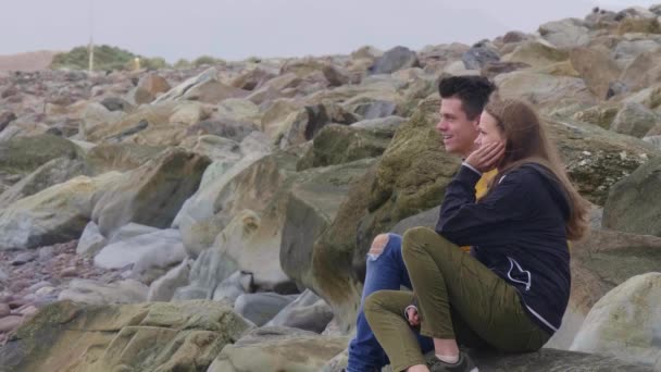 Dos amigos de vacaciones en la costa oeste irlandesa — Vídeo de stock