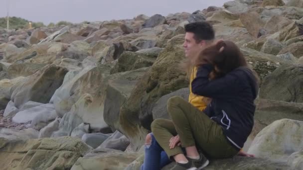 Twee vrienden ontspannen op het rotsachtige strand van de westkust van Ierland — Stockvideo