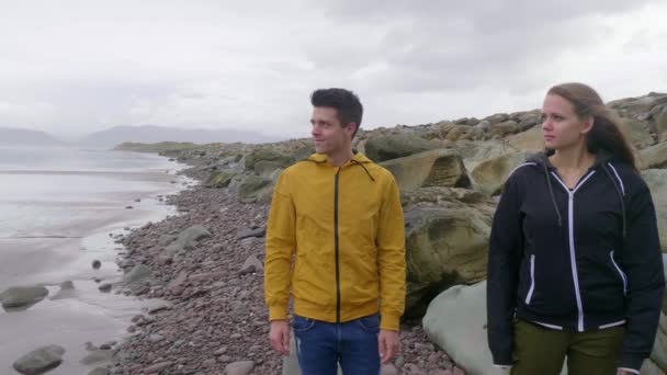 Dva přátelé na irské pobřeží západní pohled přes Atlantský oceán — Stock video