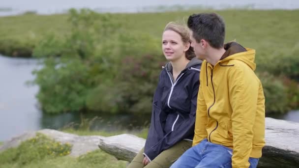 Twee vrienden dwalen door het verbazingwekkende landschap als Ierland — Stockvideo