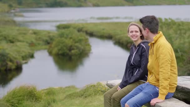 Perfekter Ort zum Entspannen - junges Paar im Urlaub in Irland — Stockvideo