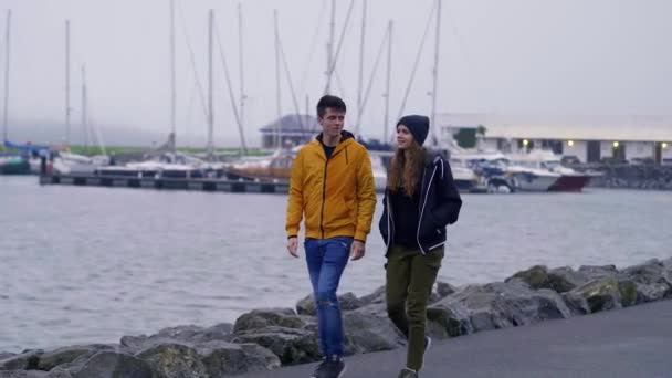 Twee vrienden wandelen langs de haven van Dingle in Ierland — Stockvideo