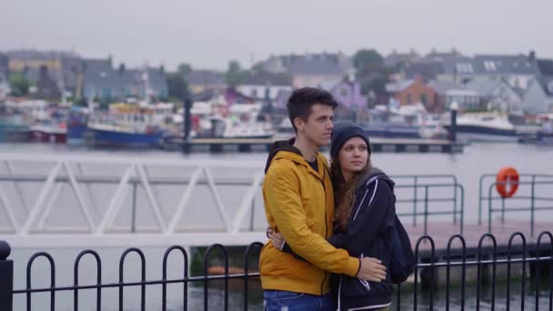 Jovem casal apaixonado no porto da Irlanda — Vídeo de Stock