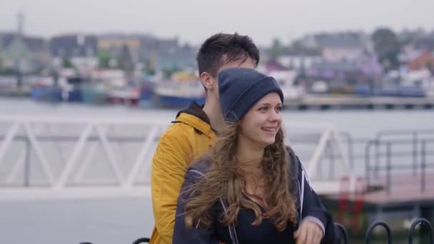 Молодая пара наслаждается отпуском — стоковое видео