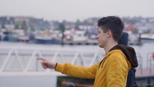 İki arkadaş bir gezi gezi aracılığıyla İrlanda — Stok video