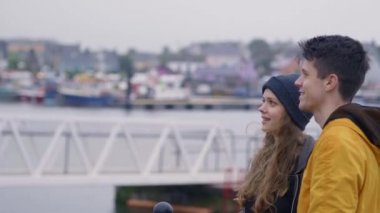 Bir turistik gezi ile İrlanda üzerinde genç çift