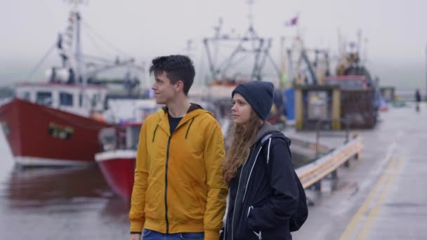Dos amigos en una excursión por Irlanda en el puerto de Dingle — Vídeos de Stock