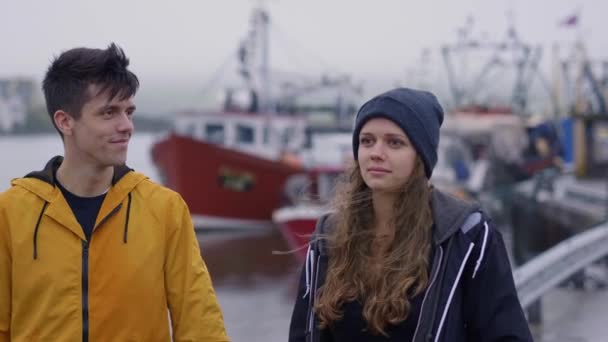 Hermosa pareja en un recorrido por Irlanda — Vídeos de Stock